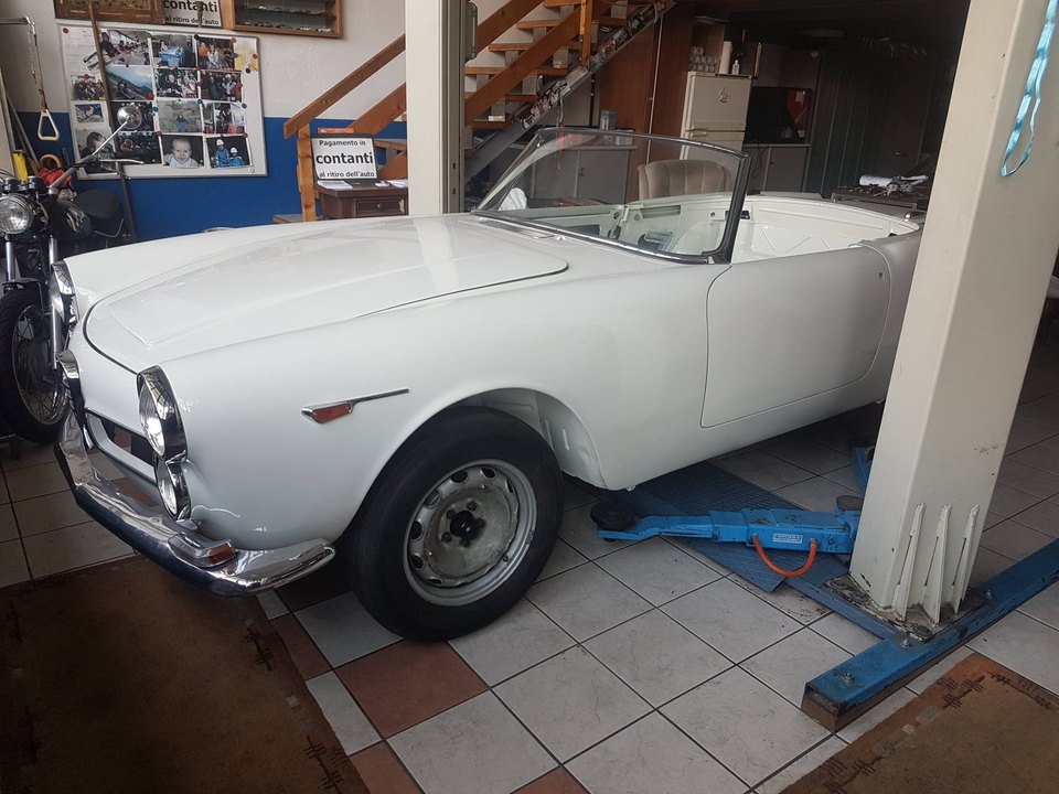 Alfa Romeo 2600 — Vista anteriore a tre quarti in officina