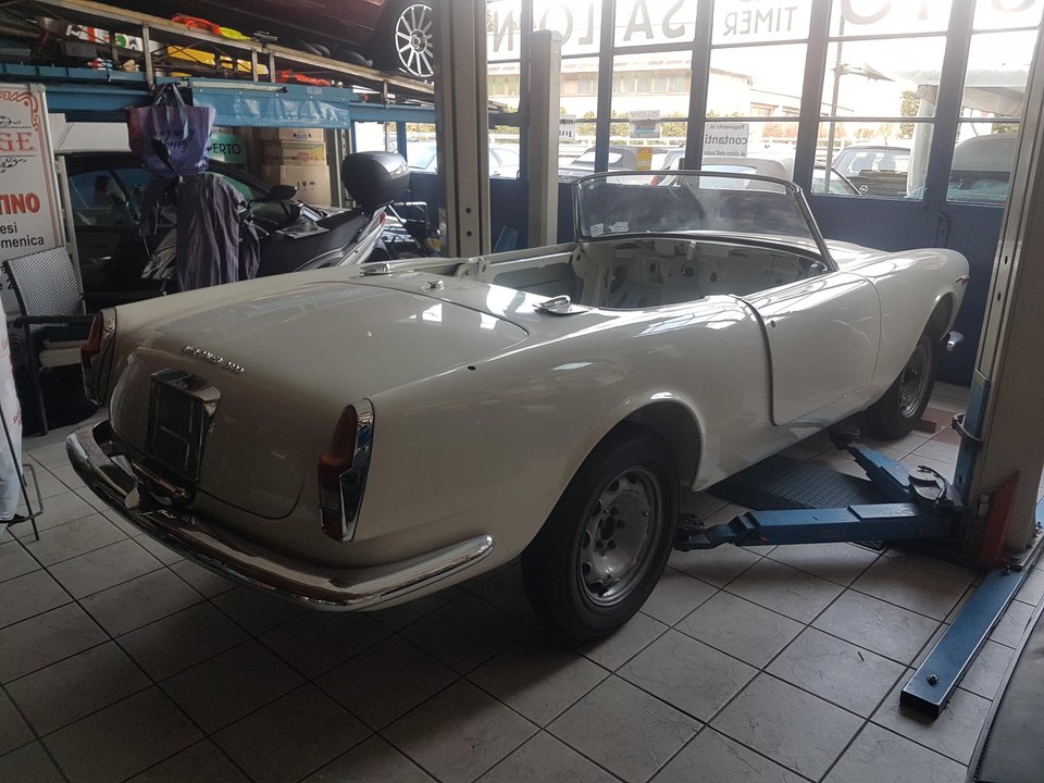 Alfa Romeo 2600 — Vista posteriore a tre quarti