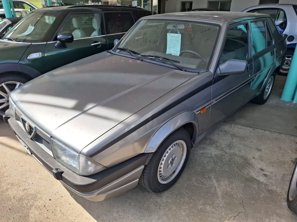 Alfa Romeo 75 grigia del 1989, vista tre quarti anteriore