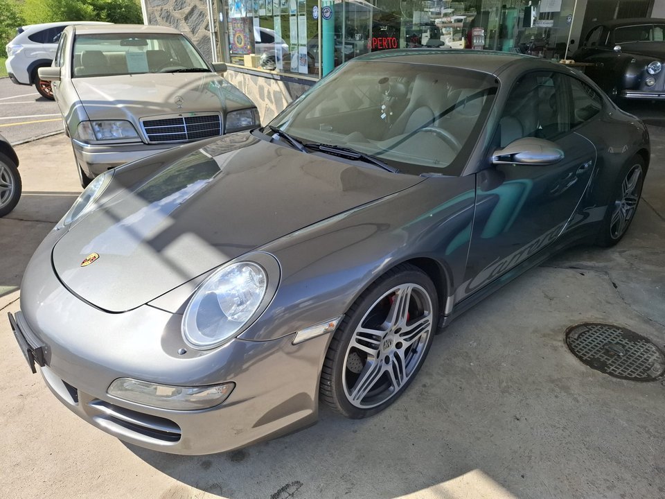Porsche 911 Carrera 4S — Vista anteriore a tre quarti
