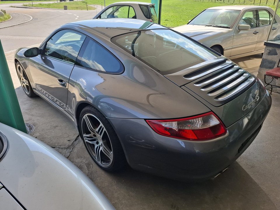 Porsche 911 Carrera 4S — Vista posteriore a tre quarti