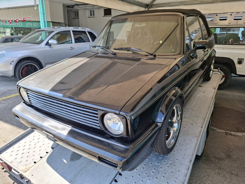 Volkswagen Golf Cabrio — Vista anteriore a tre quarti con capote chiusa