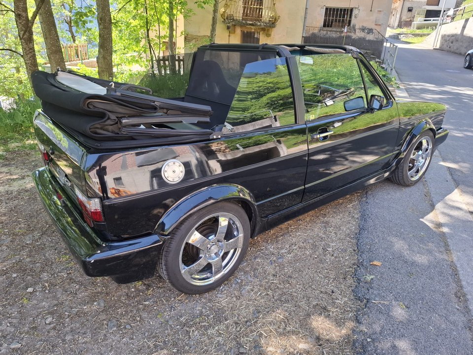 Volkswagen Golf Cabrio — Vista posteriore a tre quarti con capote aperta