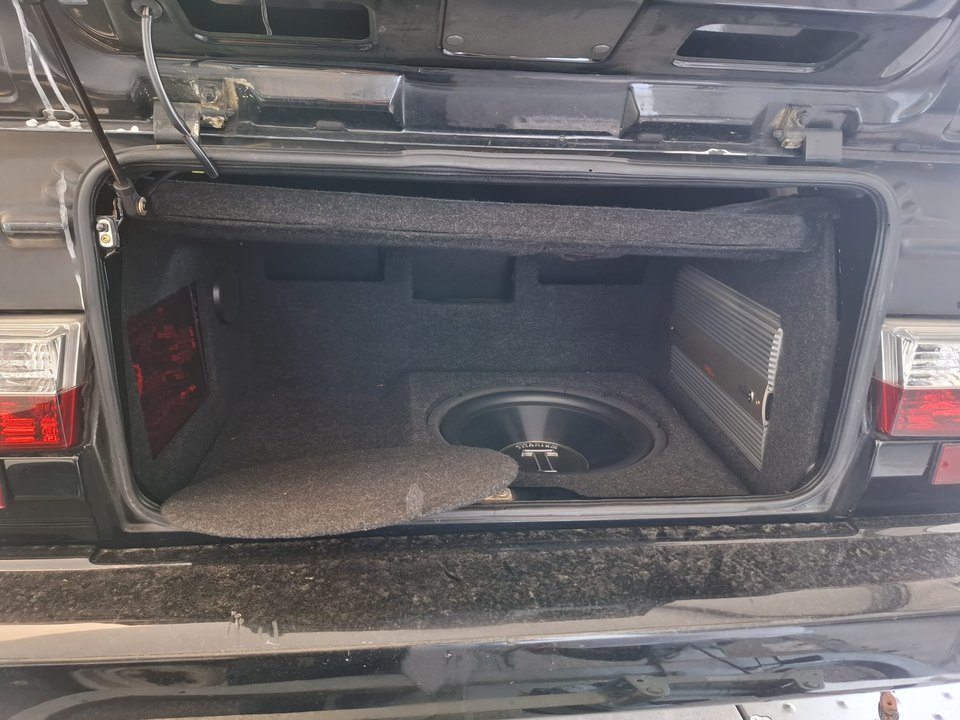 Volkswagen Golf Cabrio — Bagagliaio con impianto audio