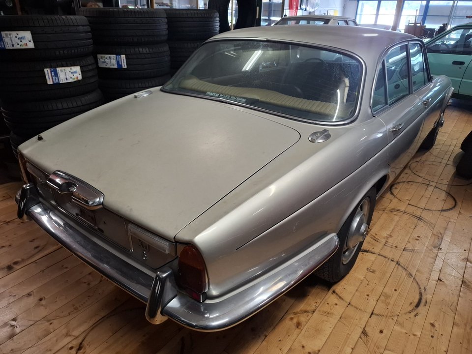 Jaguar XJ6 — Vista posteriore a tre quarti