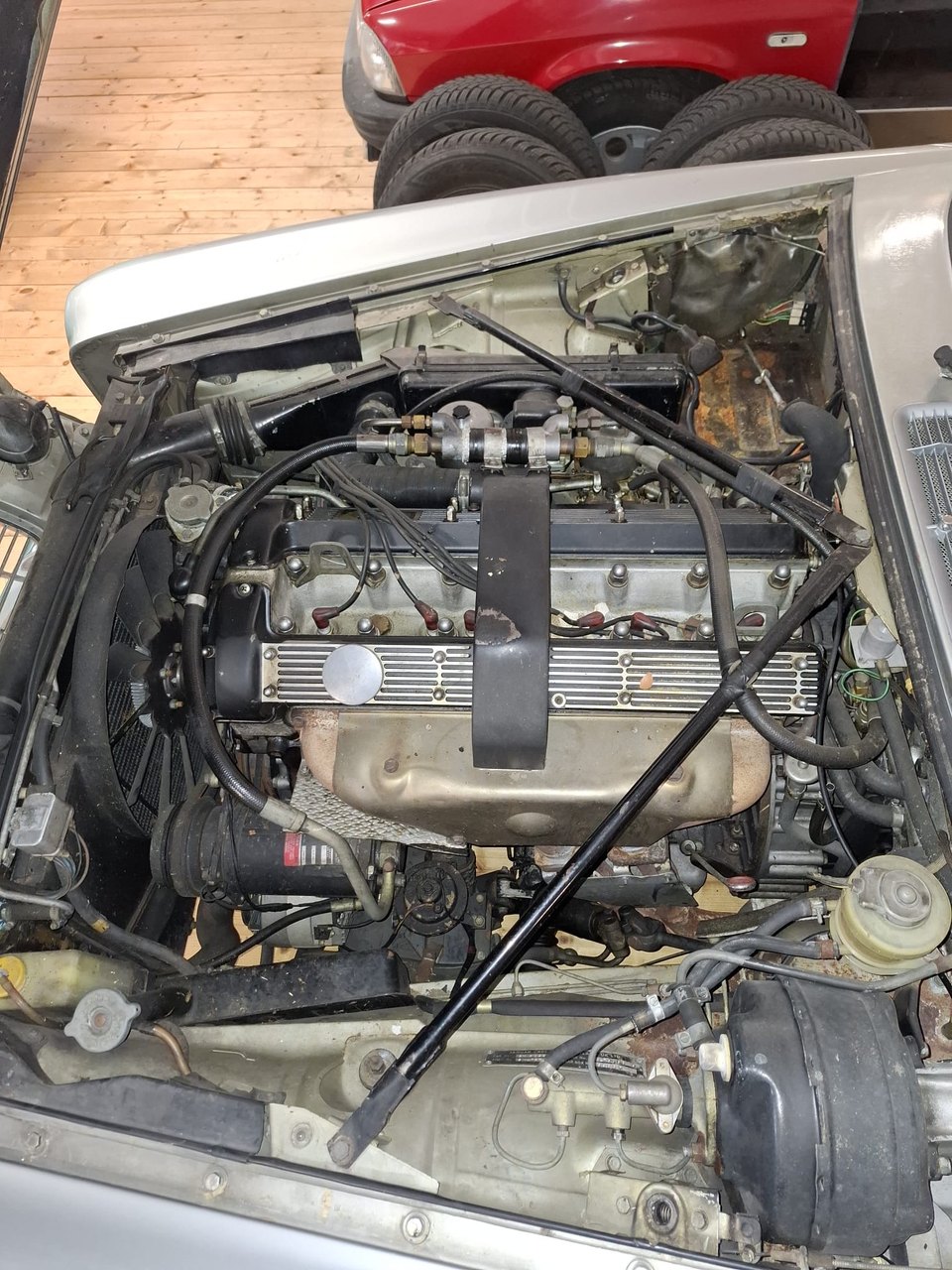 Jaguar XJ6 — Vano motore
