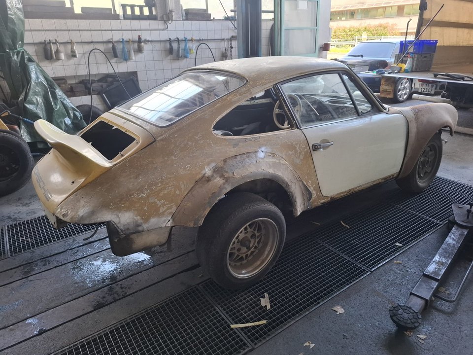 Porsche 911 L — Scocca da restaurare, vista posteriore a tre quarti
