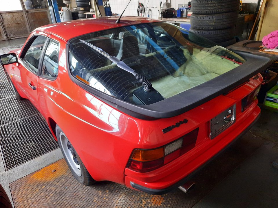 Porsche 944 rossa — Vista posteriore a tre quarti