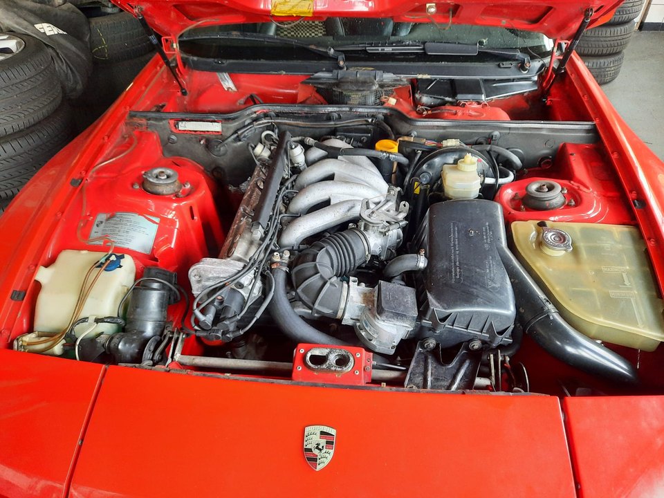 Porsche 944 rossa — Motore e frontale con cofano aperto