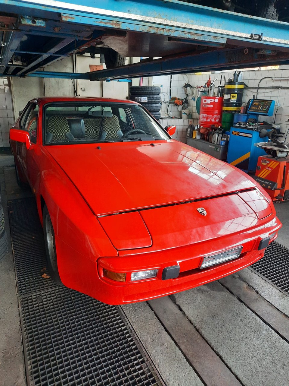 Porsche 944 rossa — Vista del frontale