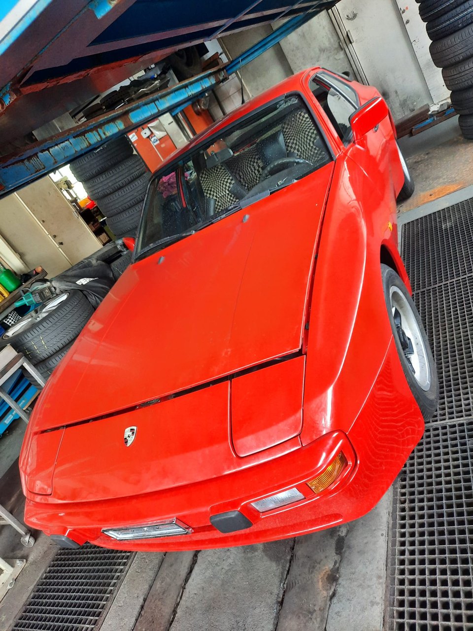 Porsche 944 rossa — Frontale e cofano