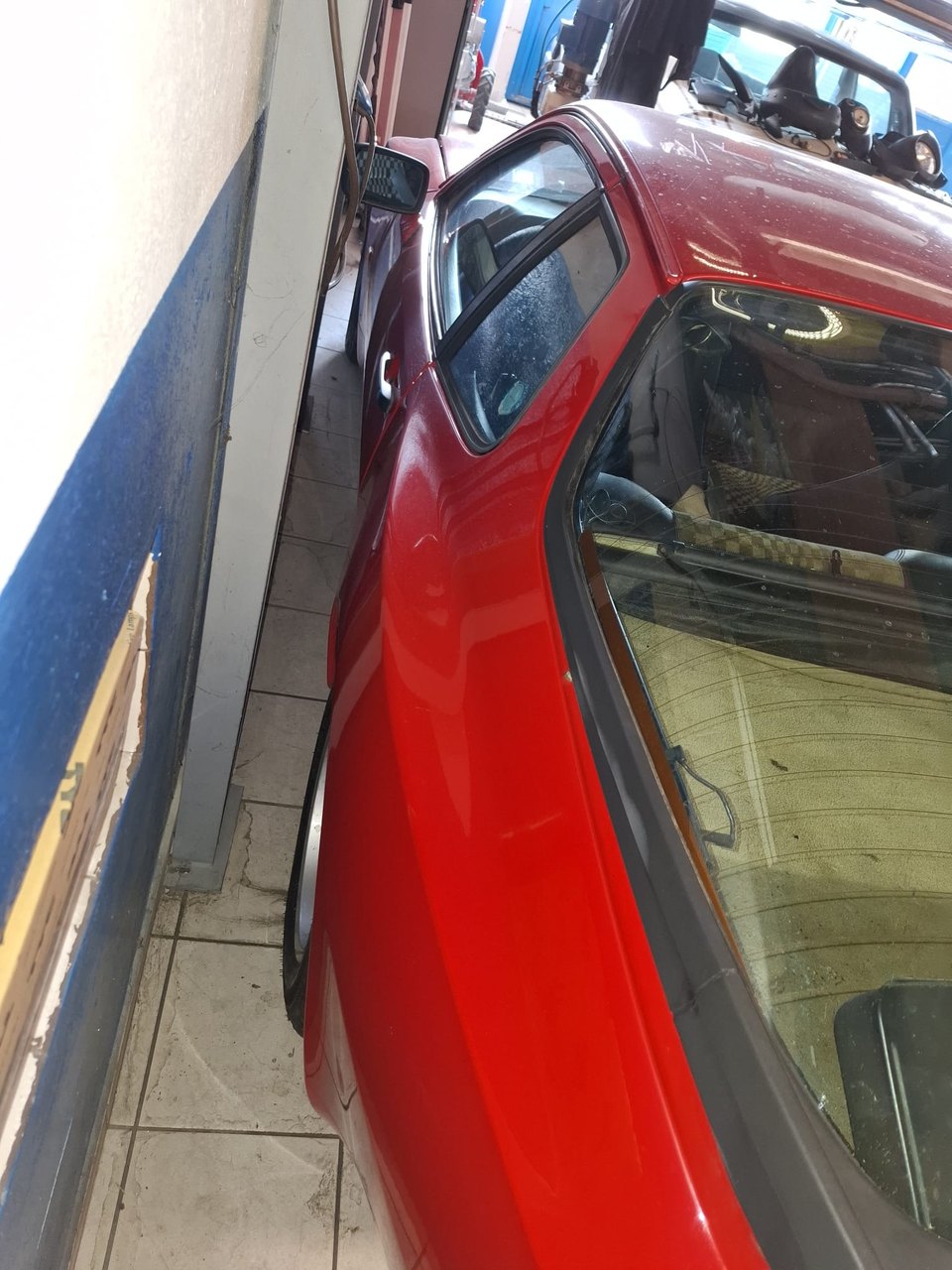 Porsche 944 rossa — Fiancata e tetto