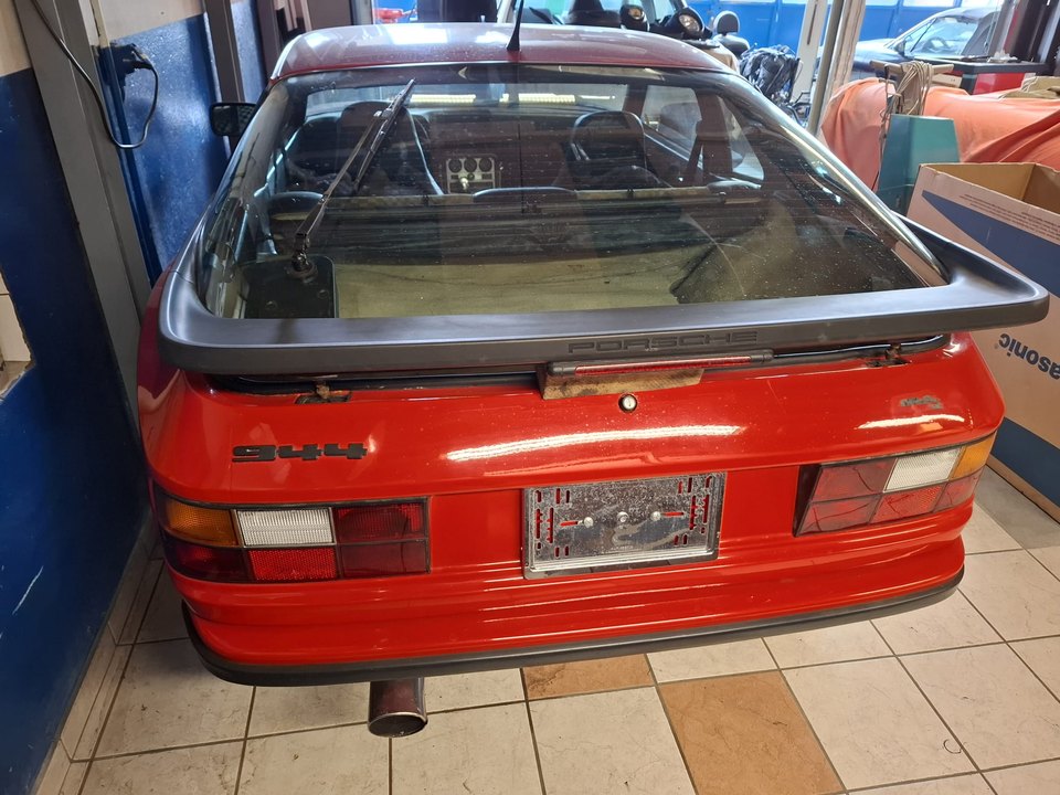 Porsche 944 rossa — Coda e lunotto