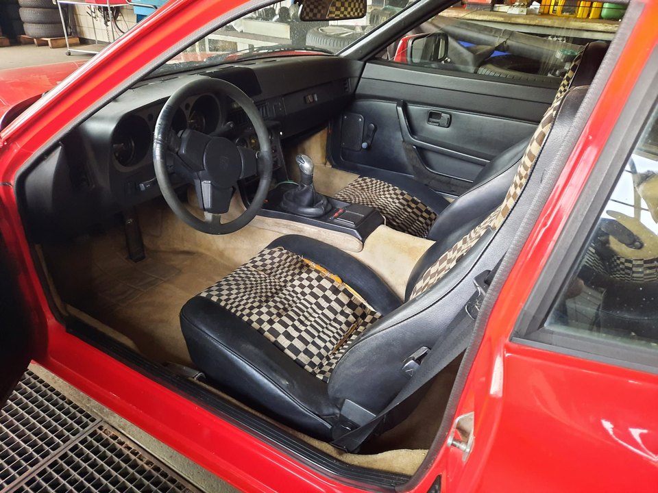 Porsche 944 rossa — Abitacolo e cruscotto