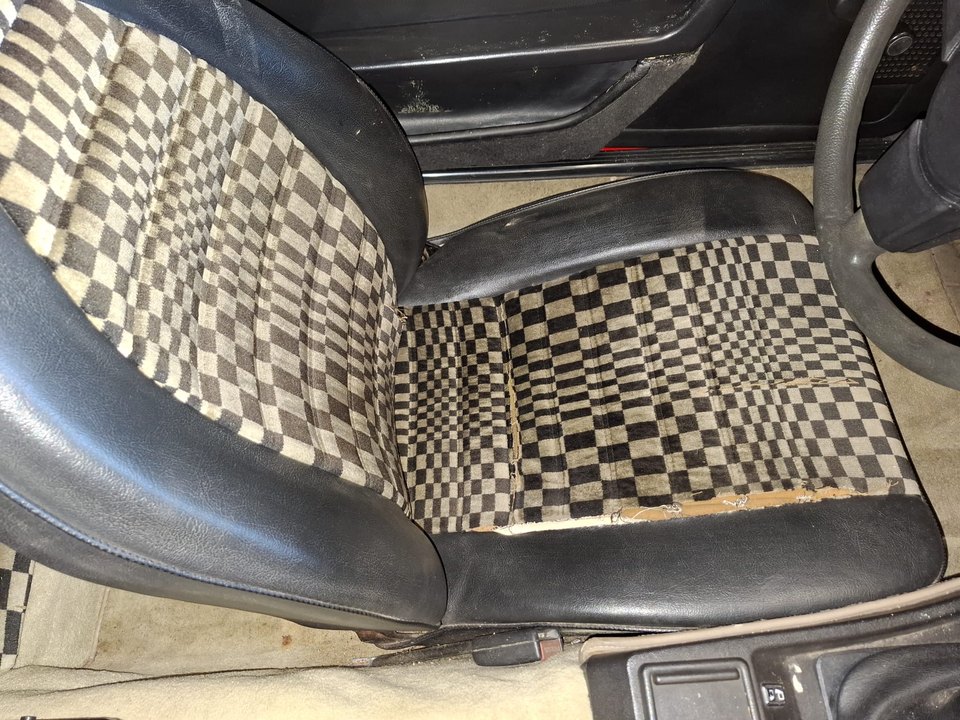 Porsche 944 rossa — Sedile anteriore, dettaglio del rivestimento