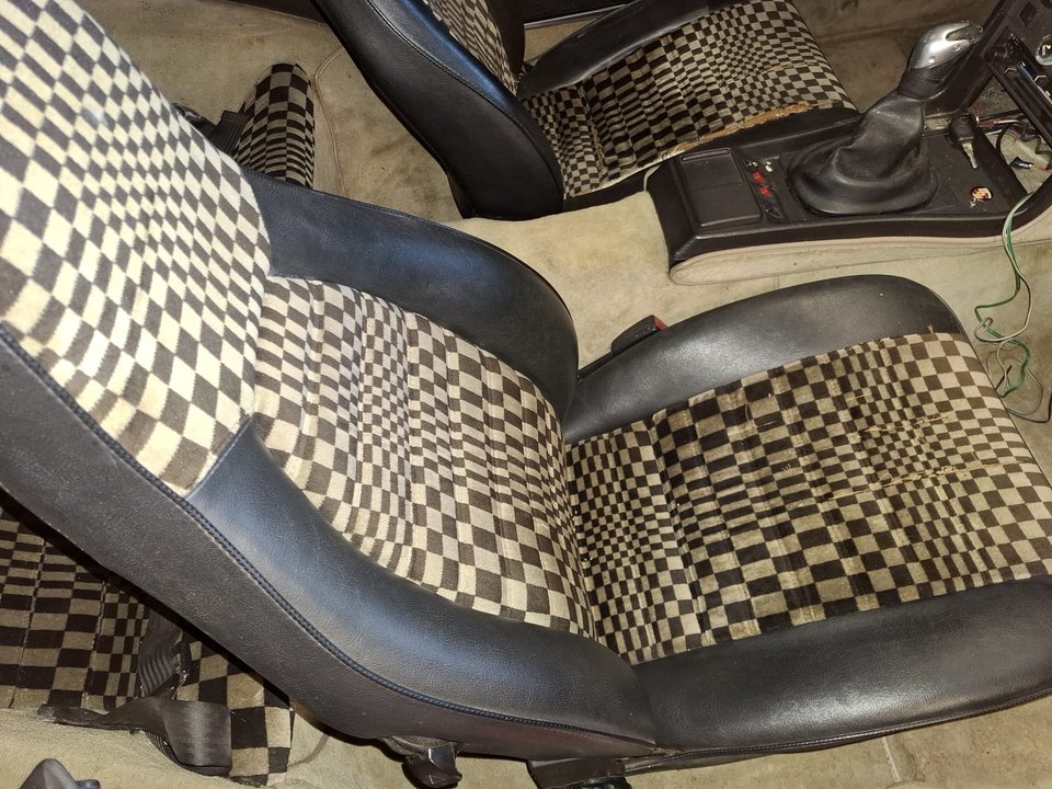 Porsche 944 rossa — Sedili anteriori e consolle centrale