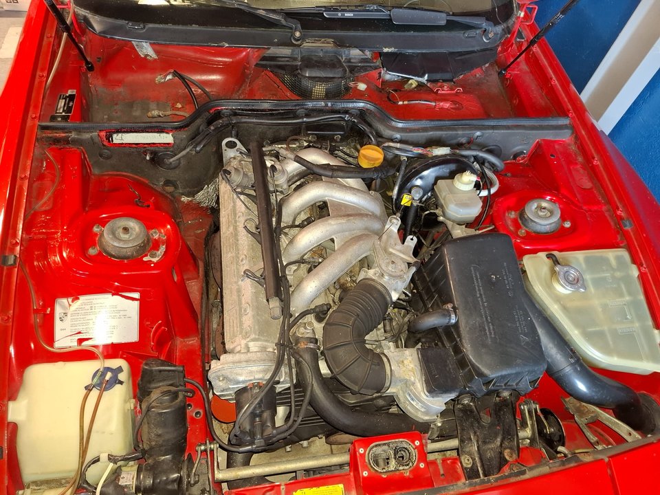 Porsche 944 rossa — Vano motore