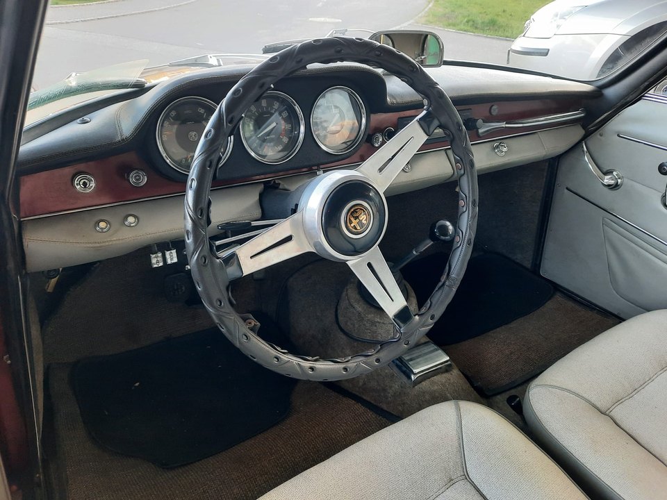 Alfa Romeo Sprint 1600 Bertone — Volante e cruscotto