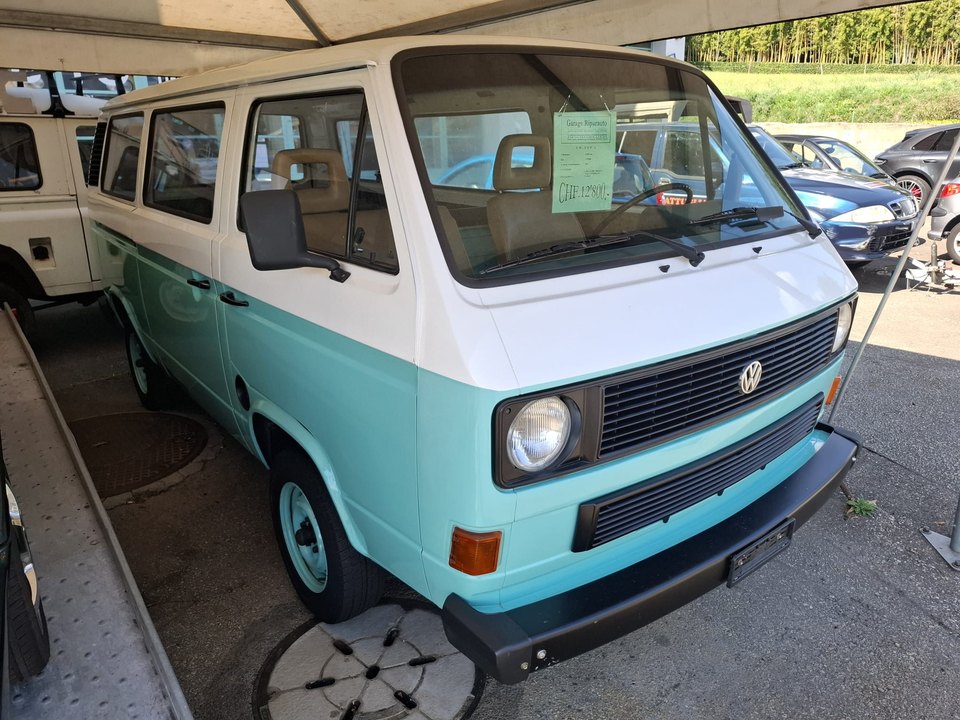 Volkswagen Typ 2 — Vista anteriore a tre quarti