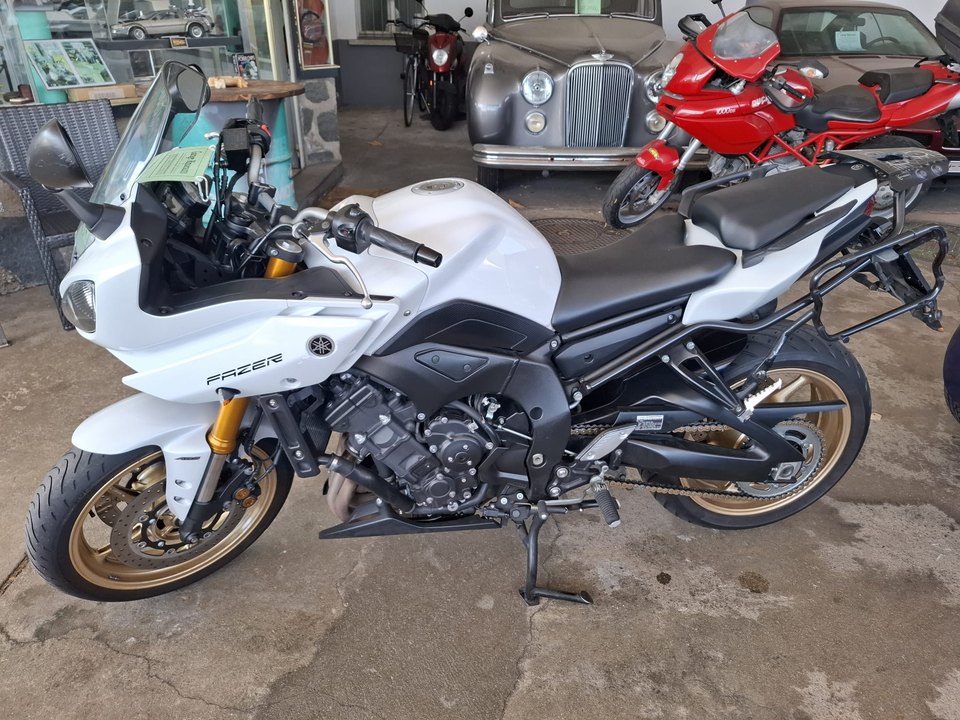 Yamaha Fazer — Vista laterale sinistra